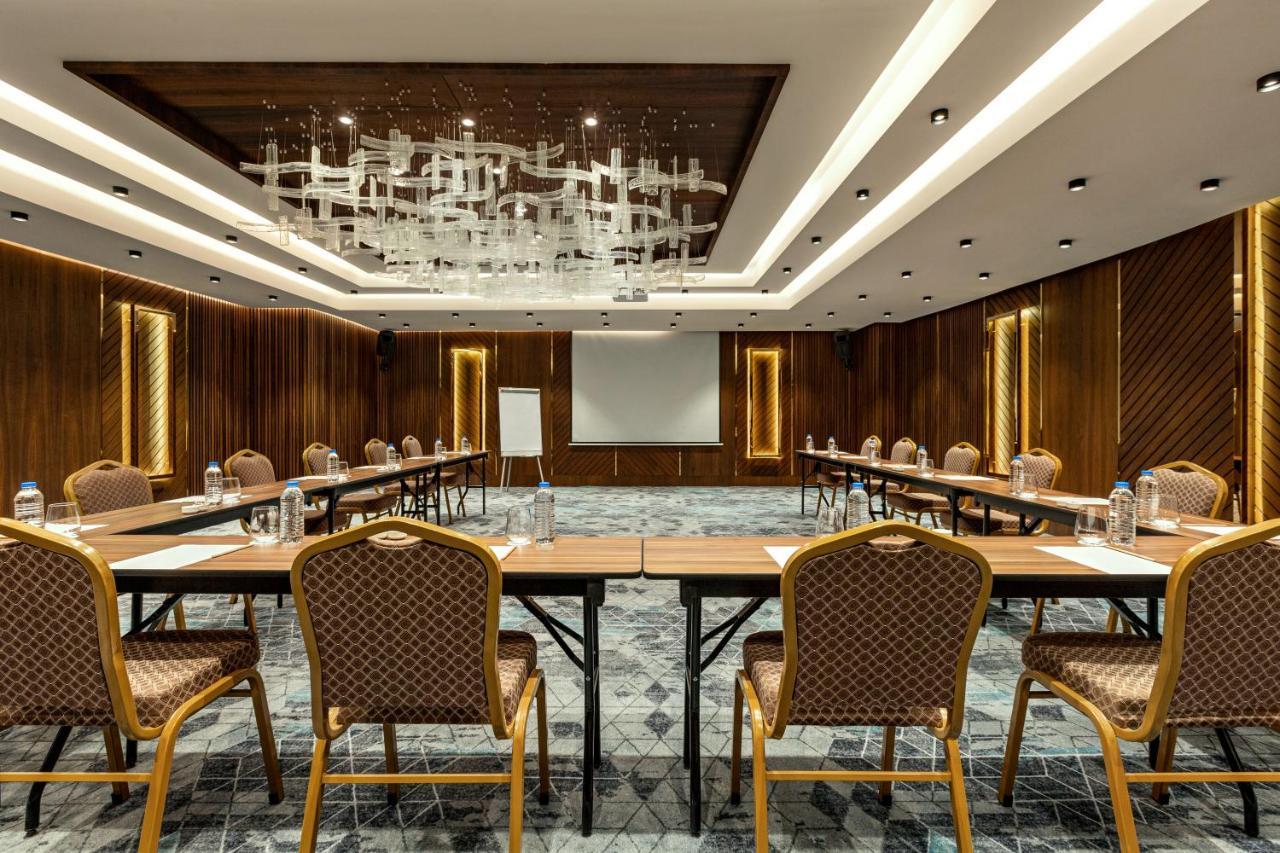 Hotel Ramada By Wyndham Istanbul Umraniye Exterior foto