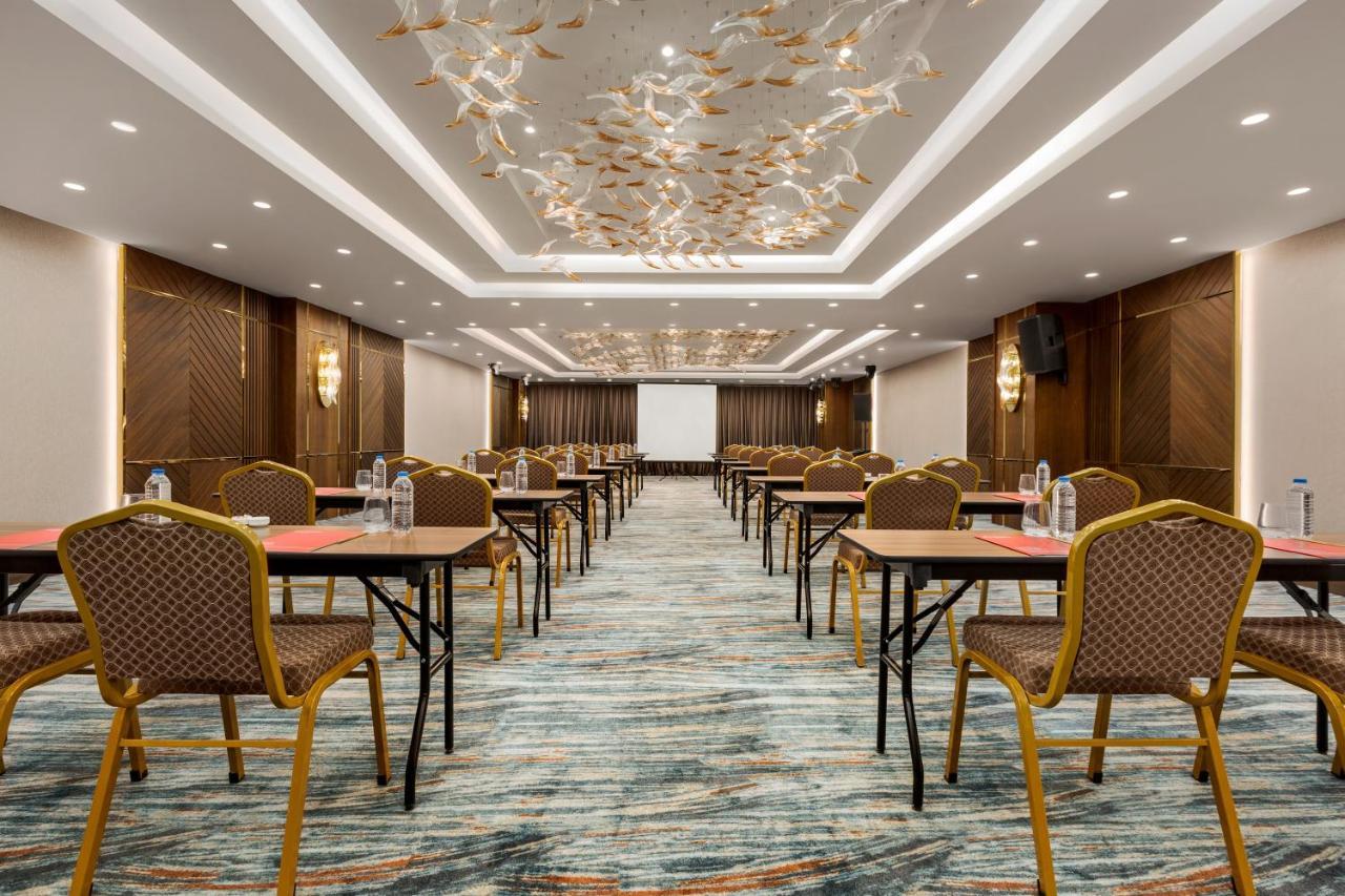 Hotel Ramada By Wyndham Istanbul Umraniye Exterior foto
